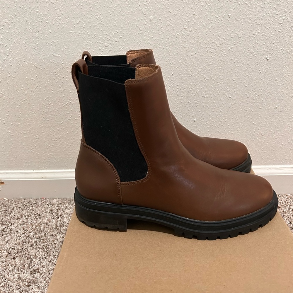 EUC Madewell Lugsole  Chelsea boots in Stable Brown. Worn maybe 2x.